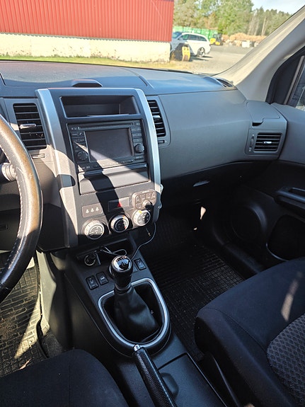Nissan X-Trail 3 of 9