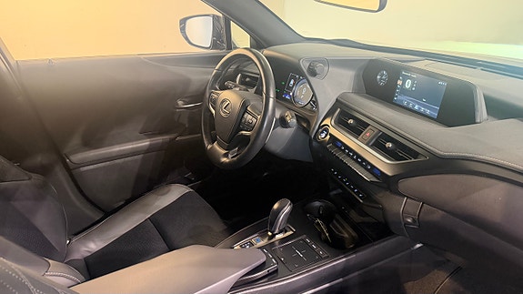 Lexus UX300e 18 of 20