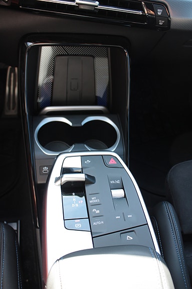 BMW iX1 25 of 30