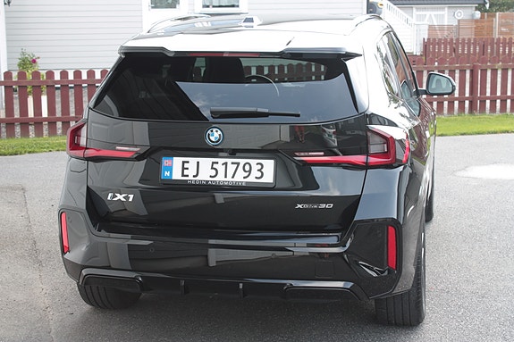 BMW iX1 7 of 30