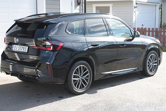 BMW iX1 6 of 30