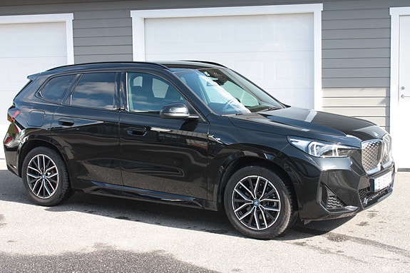 BMW iX1 3 of 30