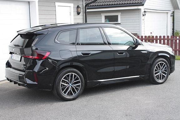 BMW iX1 5 of 30
