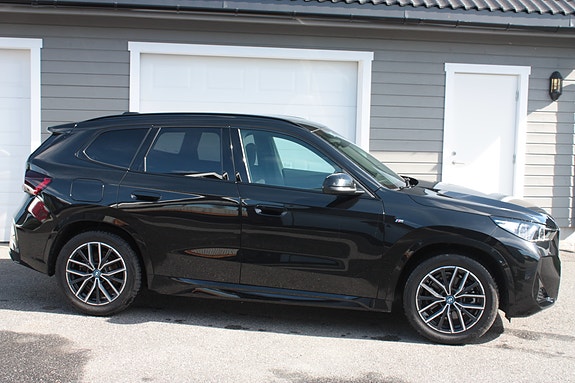 BMW iX1 4 of 30