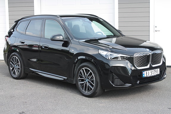 BMW iX1 2 of 30