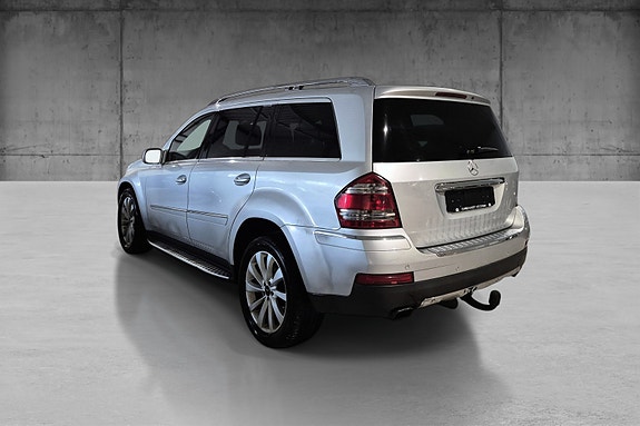 Mercedes-Benz GL320 3 of 23
