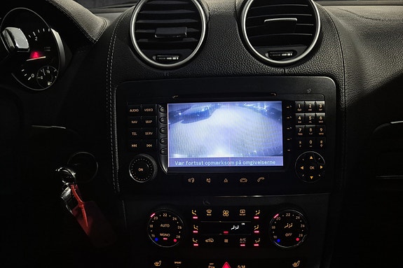 Mercedes-Benz GL320 11 of 23
