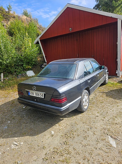 Mercedes-Benz E200 d 3 of 9