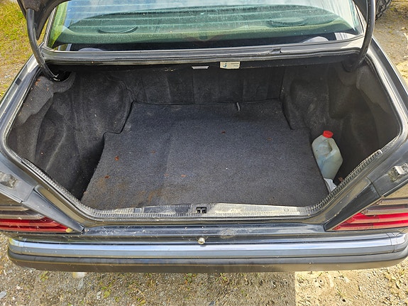 Mercedes-Benz E200 d 7 of 9