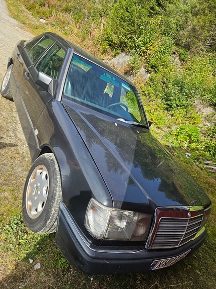 Mercedes-Benz E200 d 2 of 9
