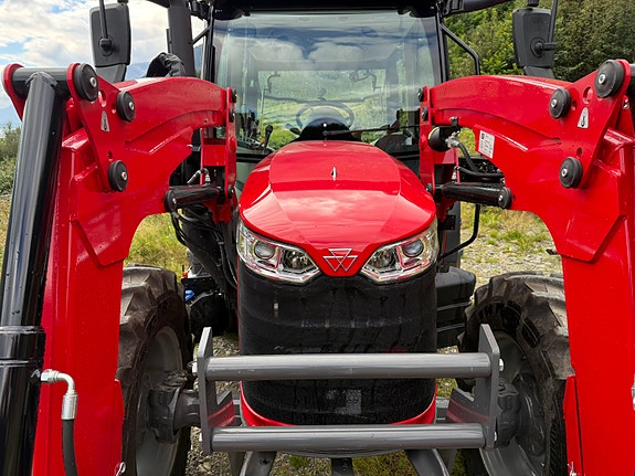 Massey Ferguson MF 4710 M 9 of 16
