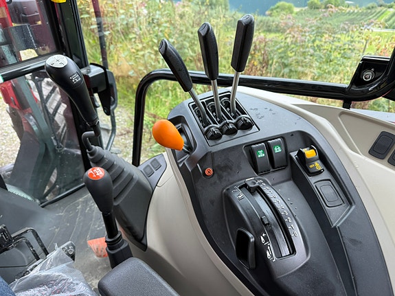 Massey Ferguson MF 4710 M 13 of 16