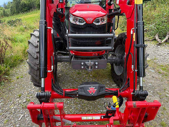 Massey Ferguson MF 4710 M 8 of 16