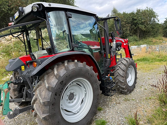 Massey Ferguson MF 4710 M 6 of 16