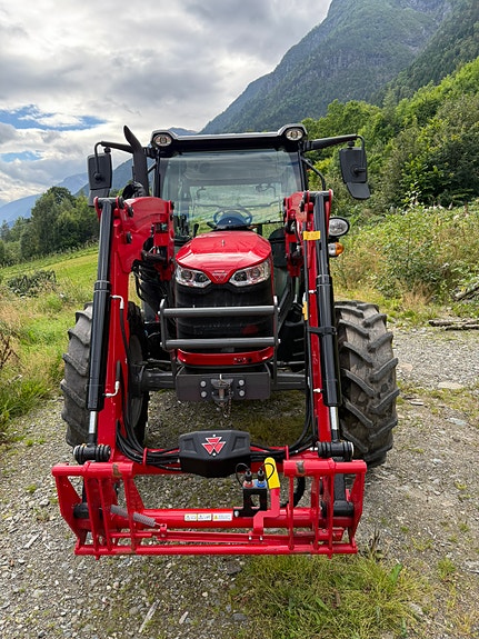 Massey Ferguson MF 4710 M 2 of 16