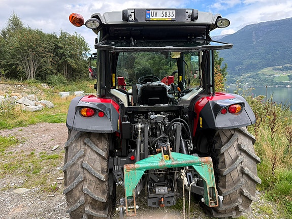 Massey Ferguson MF 4710 M 4 of 16