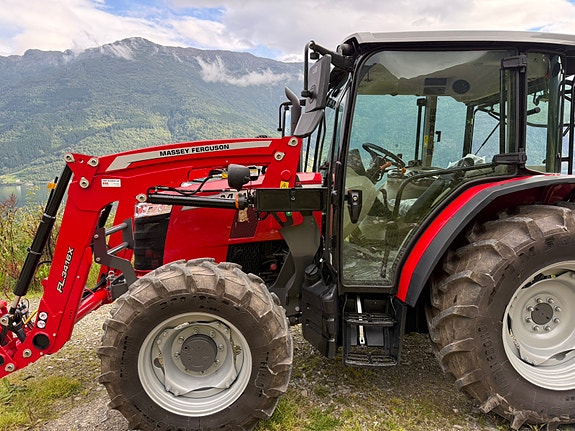 Massey Ferguson MF 4710 M 3 of 16