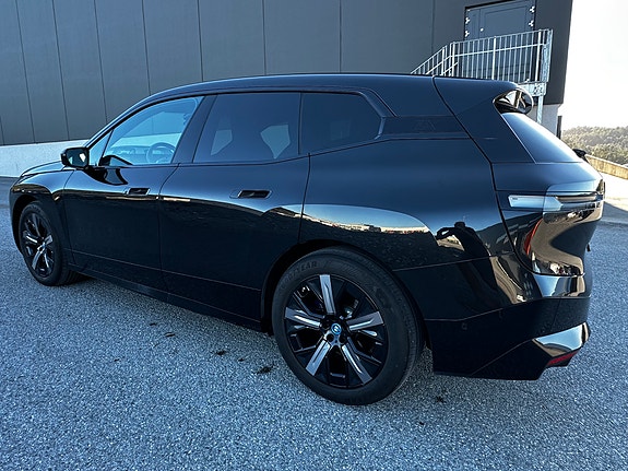 BMW iX 8 of 11