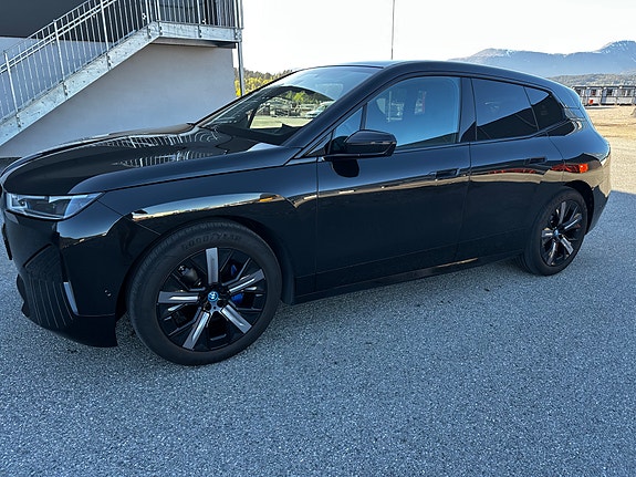 BMW iX 2 of 11