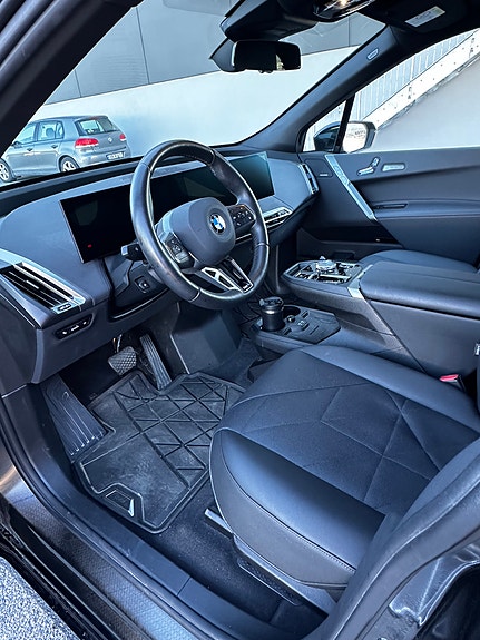 BMW iX 10 of 11