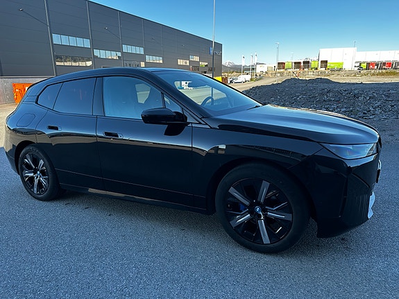 BMW iX 4 of 11