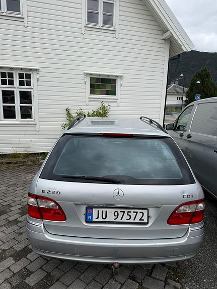 Mercedes-Benz E220 4 of 9