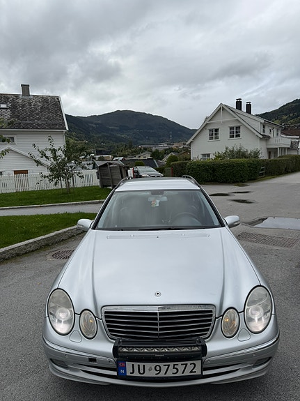 Mercedes-Benz E220 3 of 9