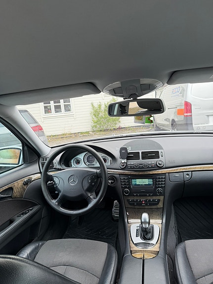 Mercedes-Benz E220 5 of 9