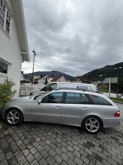 Mercedes-Benz E220 2 of 9