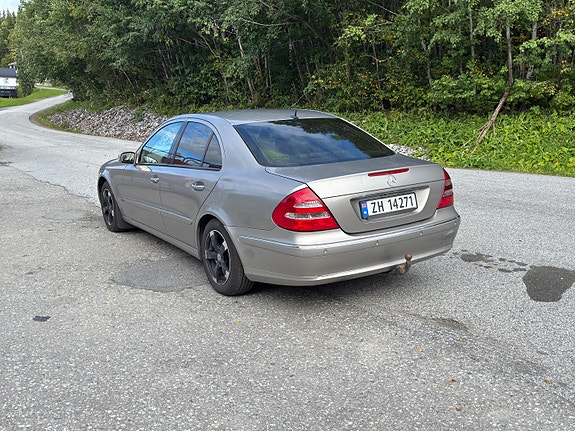 Mercedes-Benz E220 7 of 22