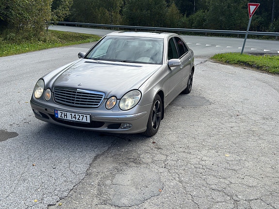Mercedes-Benz E220 2 of 22