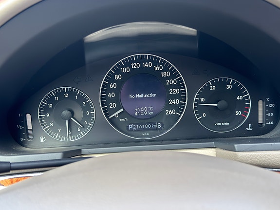 Mercedes-Benz E220 3 of 22