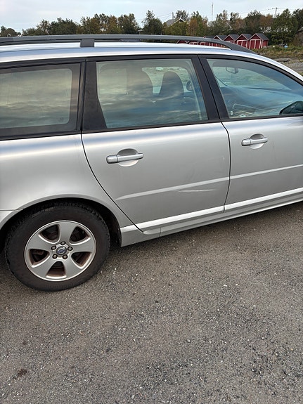 Volvo V70 2 of 9