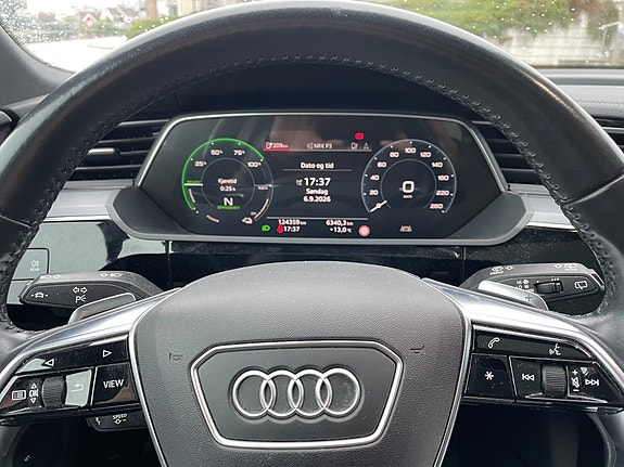 Audi e-tron 5 of 6
