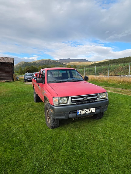 Toyota HiLux 2 of 12