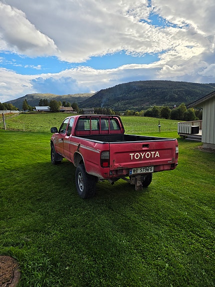 Toyota HiLux 3 of 12
