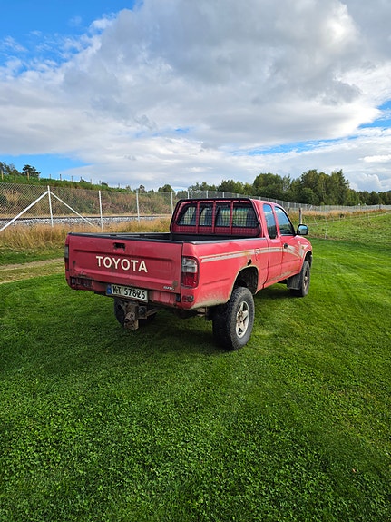 Toyota HiLux 4 of 12