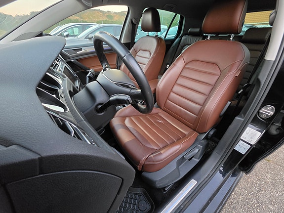 Volkswagen e-Golf VII 13 of 23