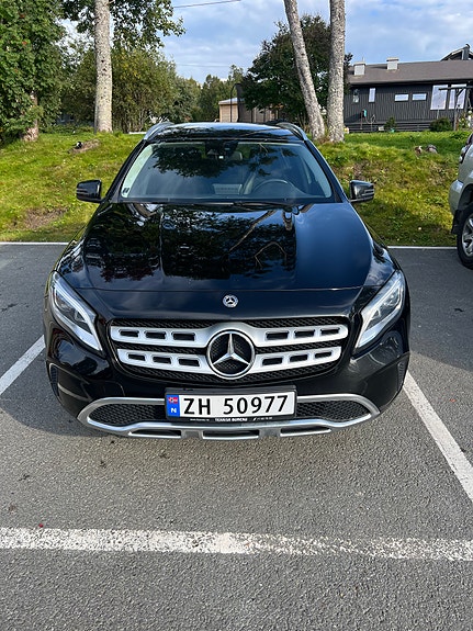 Mercedes-Benz GLA180 2 of 7