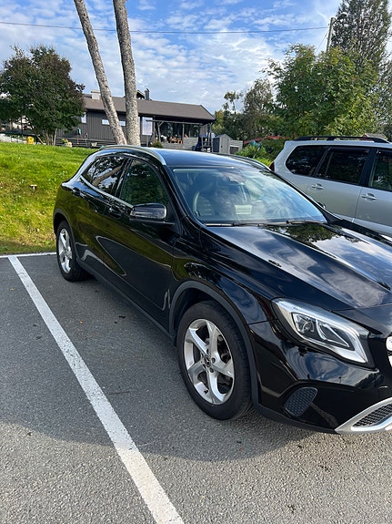 Mercedes-Benz GLA180 3 of 7