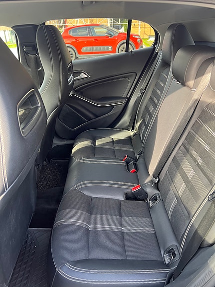 Mercedes-Benz GLA180 4 of 7