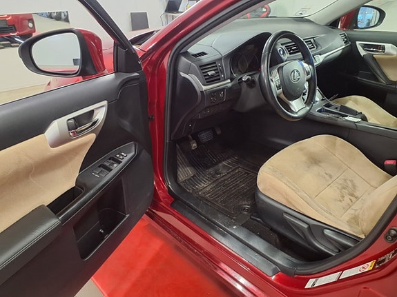 Lexus CT200h 10 of 14