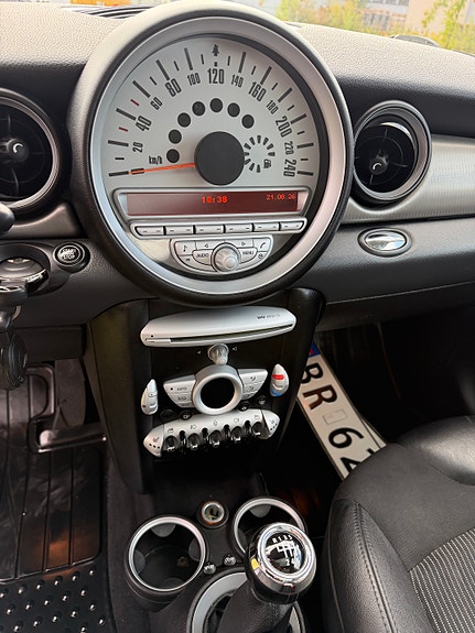 MINI Cooper 13 of 27