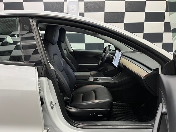Tesla Model 3 18 of 30