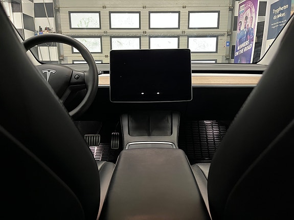 Tesla Model 3 24 of 30