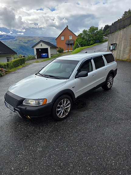 Volvo XC70 2 of 13