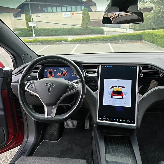 Tesla Model X 11 of 17