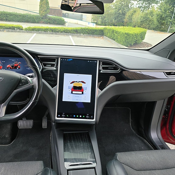 Tesla Model X 13 of 17