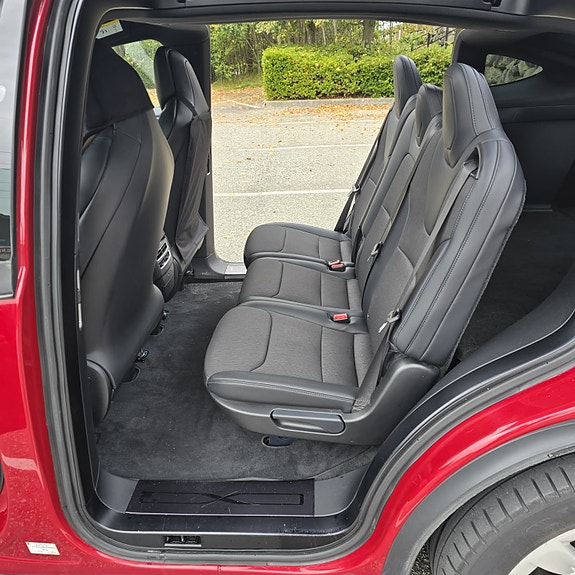 Tesla Model X 16 of 17