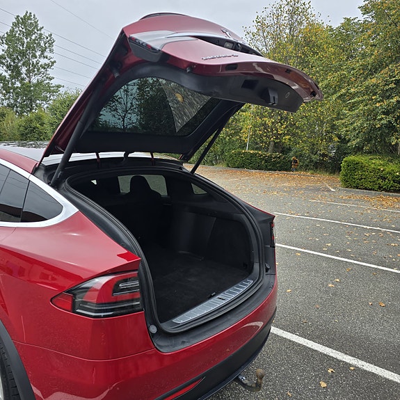 Tesla Model X 8 of 17